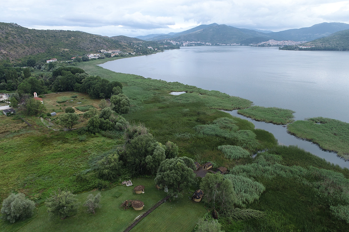 The prehistoric site of Dispilio is located on Lake Kastoria in northern Greece. The town of Kastoria can be seen in the background. At the bottom center of the picture is the modern reconstruction of a prehistoric pile dwelling. © University of Bern, image: Marco Hostettler
